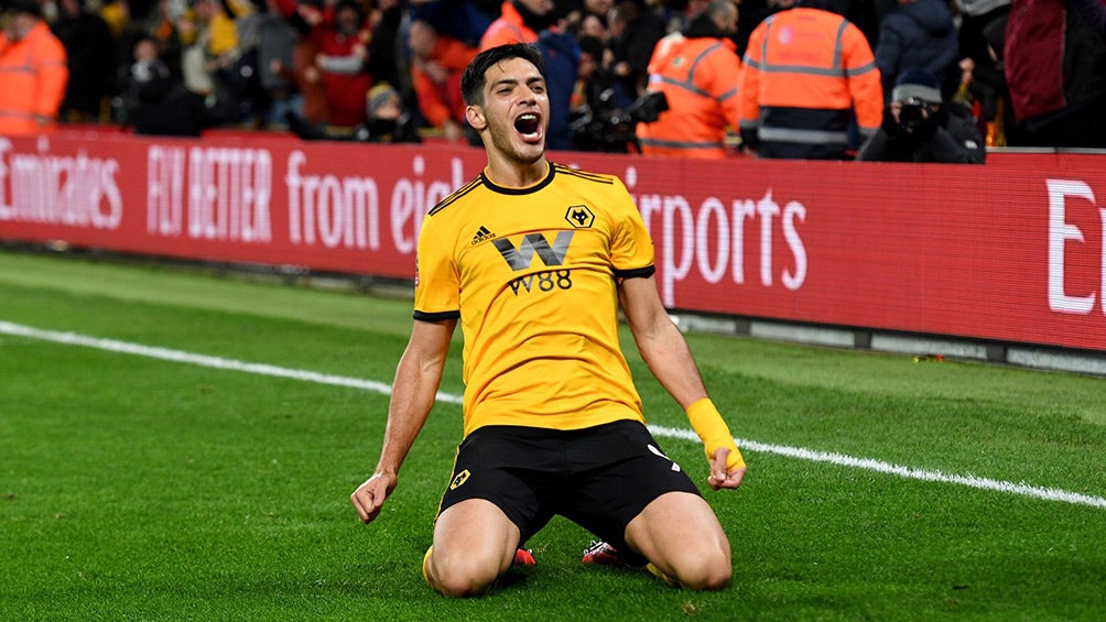 Raúl Jiménez festeja gol con los Wolves