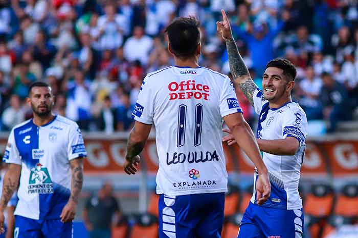 Víctor Guzmán durante un duelo de los Tuzos