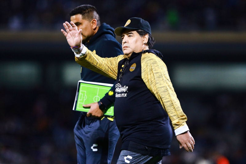 Maradona saluda tras un juego de Dorados de Sinaloa