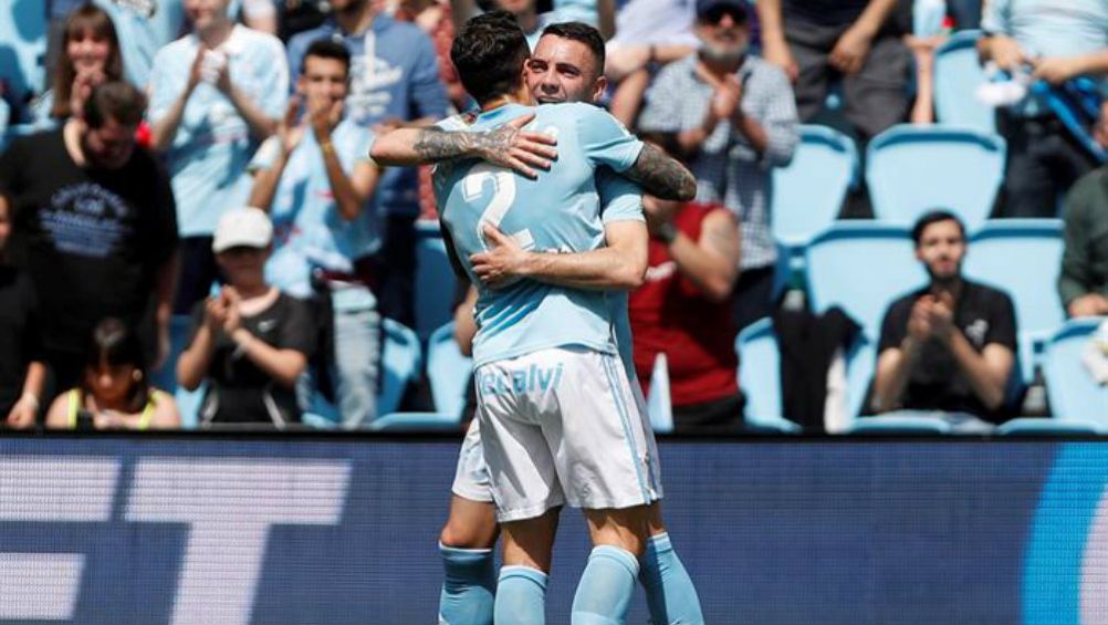 Iago Aspas celebra con su compañero Hugo Mallo