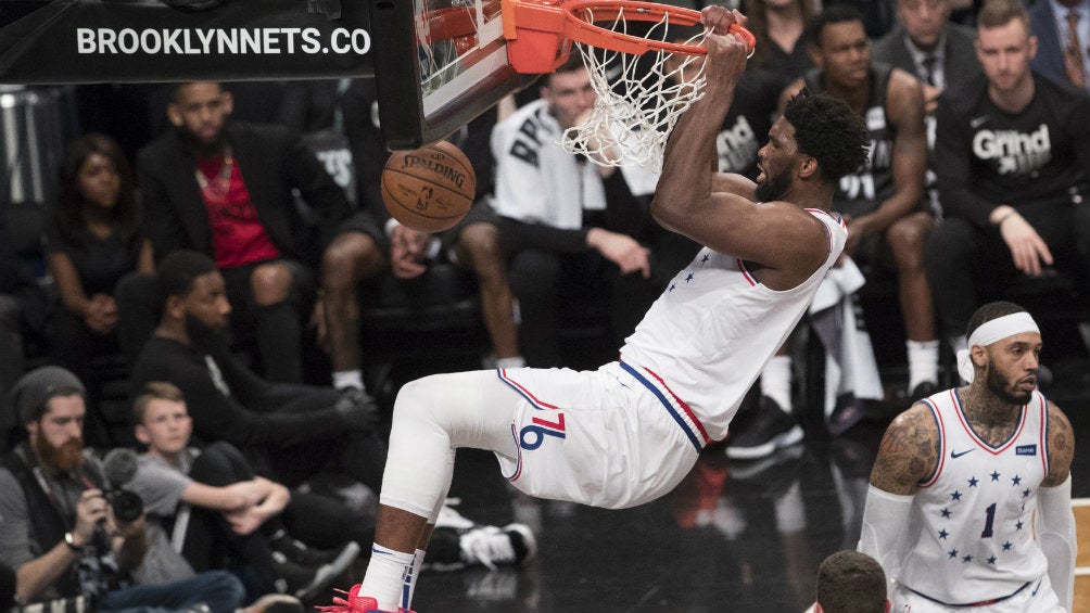 Joel Embiid firma una brillante anotación contra Nets