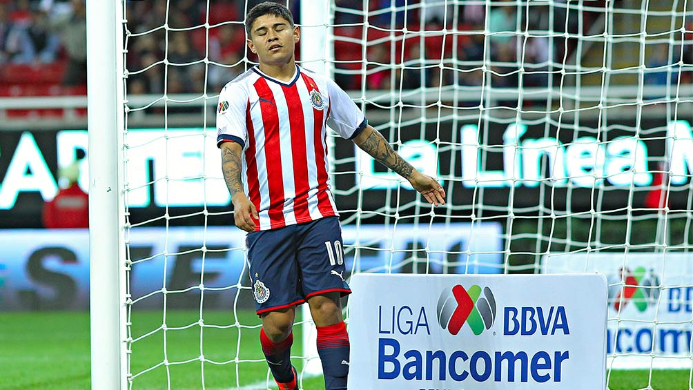 Eduardo López en lamento durante un partido de Chivas 