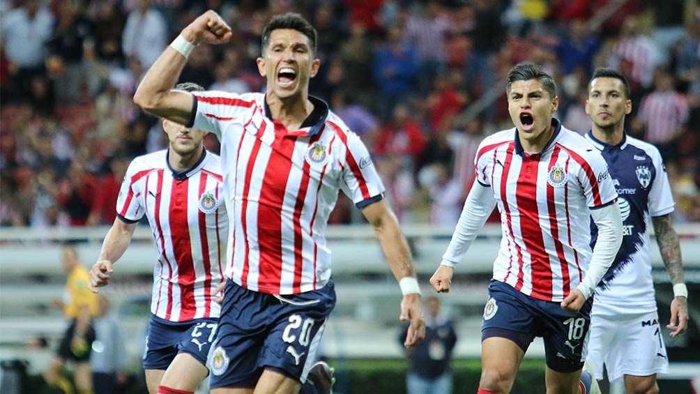 Jesús Molina en festejo de gol con Chivas 