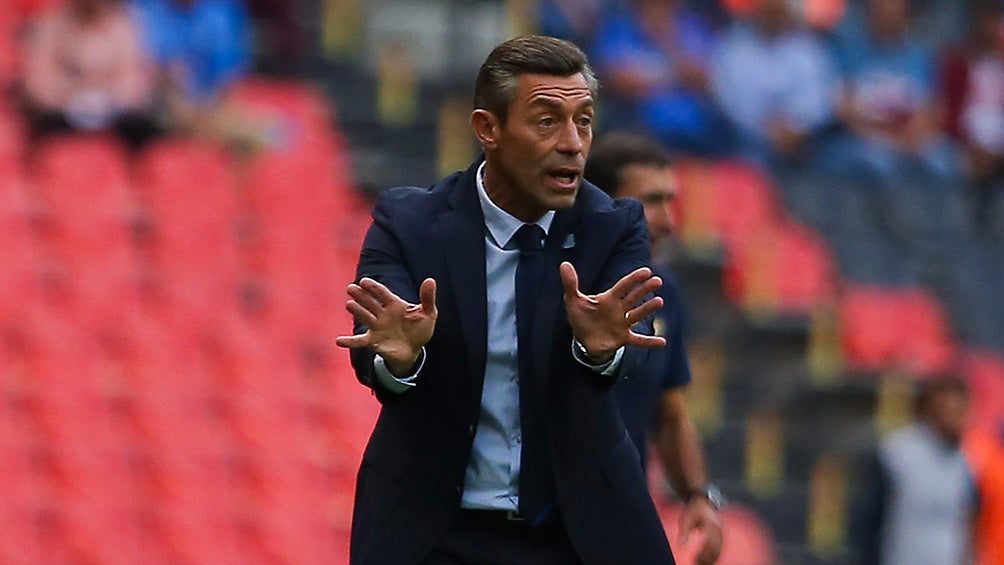 Pedro Caixinha da indicaciones en el partido contra Pumas