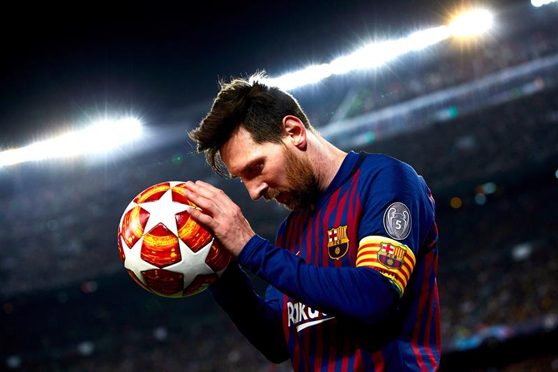 Messi sostiene en las manos el balón de la Champions League