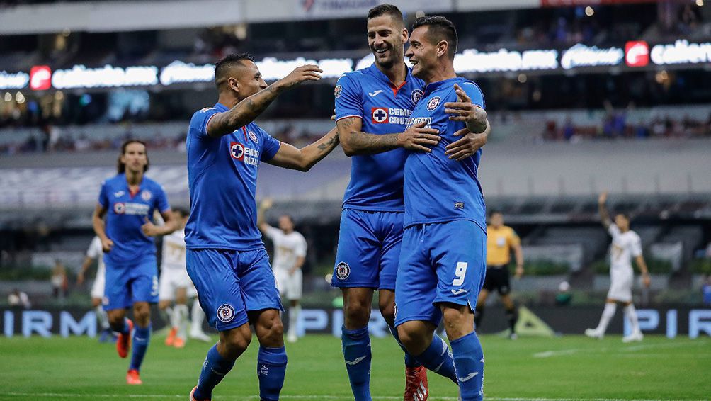 Jugadores de Cruz Azul festejan un gol