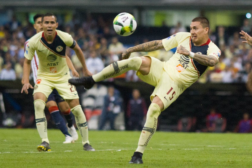 Castillo intenta pegarle al balón en el aire 