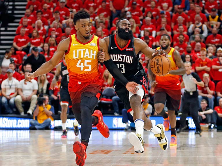 James Harden, con el balón durante una jugada