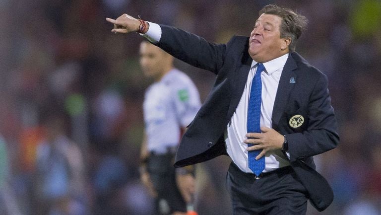 Miguel Herrera da indicaciones en Final de Copa MX 