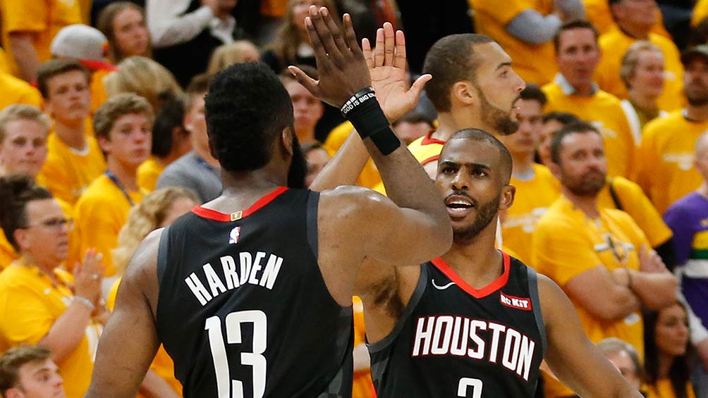 Chris Paul y James Harden celebran el triunfo contra el Jazz