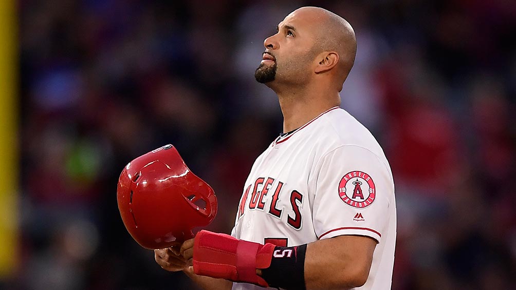 Pujols mira al cielo tras superar a Babe Ruth