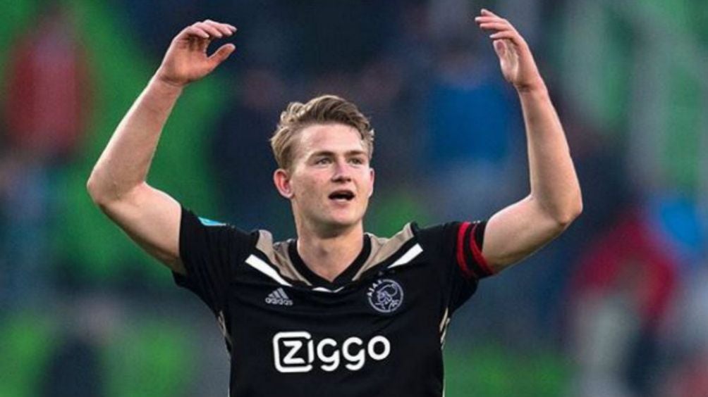 Matthijs de Ligt festeha tras un triunfo del Ajax