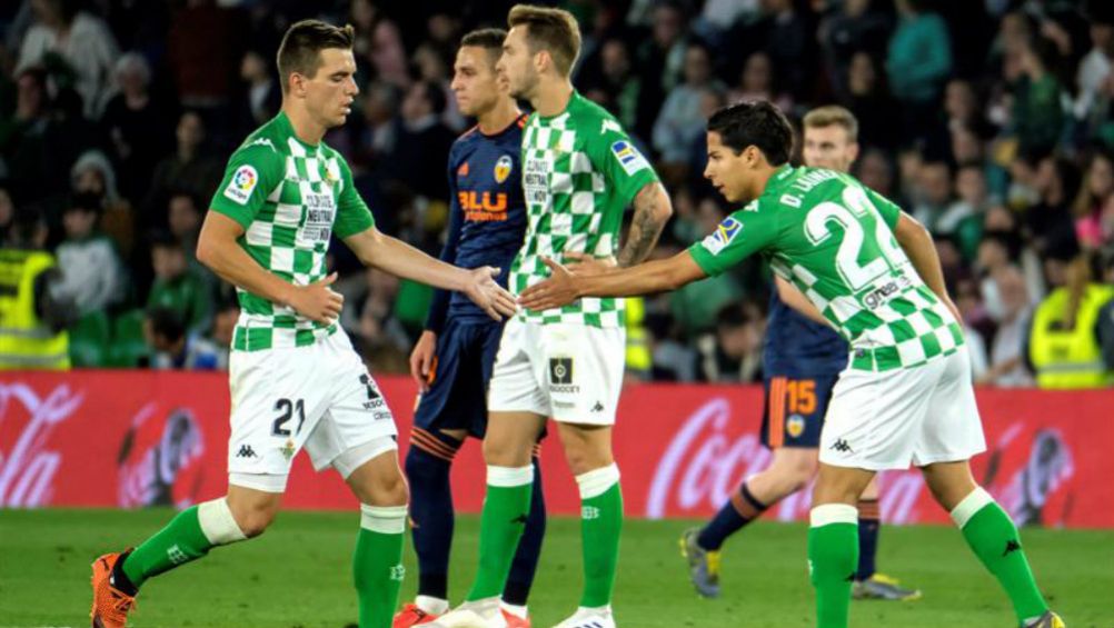 Jugadores del Betis, durante el partido en el Villamarín