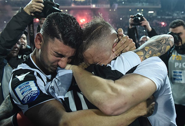 Abrazo efusivo entre los jugadores del PAOK