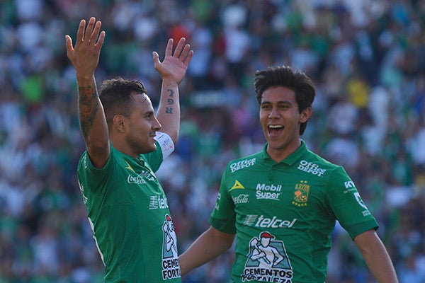 Macías corre a festejar un gol de Montes