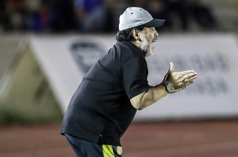 Diego Maradona da indicaciones durante un juego de Dorados