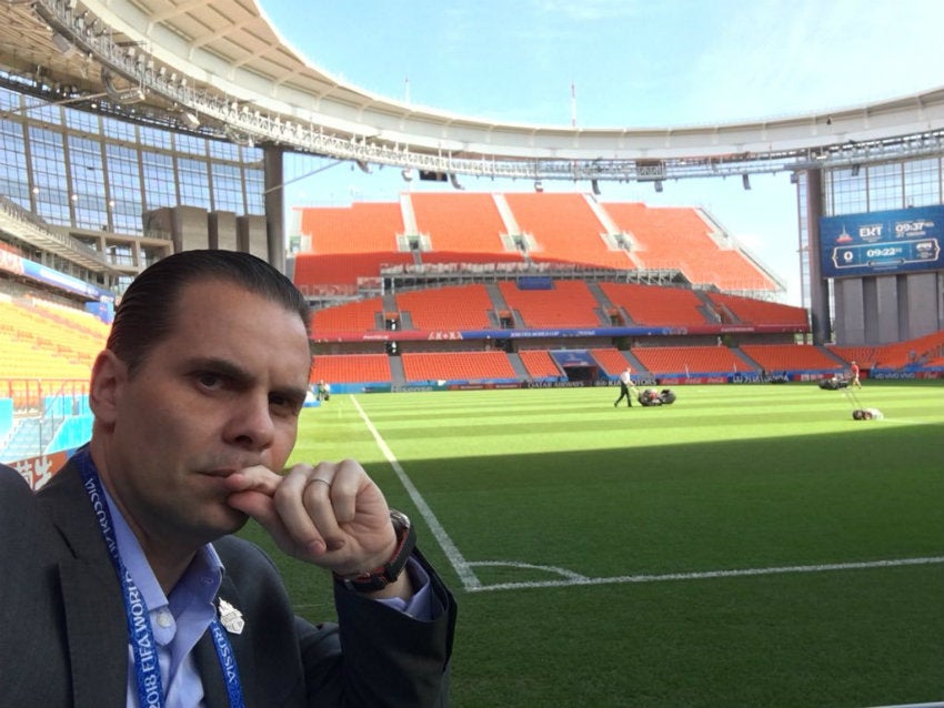 Martinoli observa uno de los estadios de la Copa del Mundo 2018 