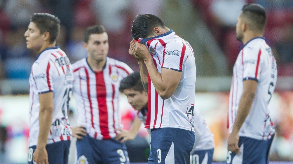 Jugadores de Chivas lamentan la derrota ante el Puebla