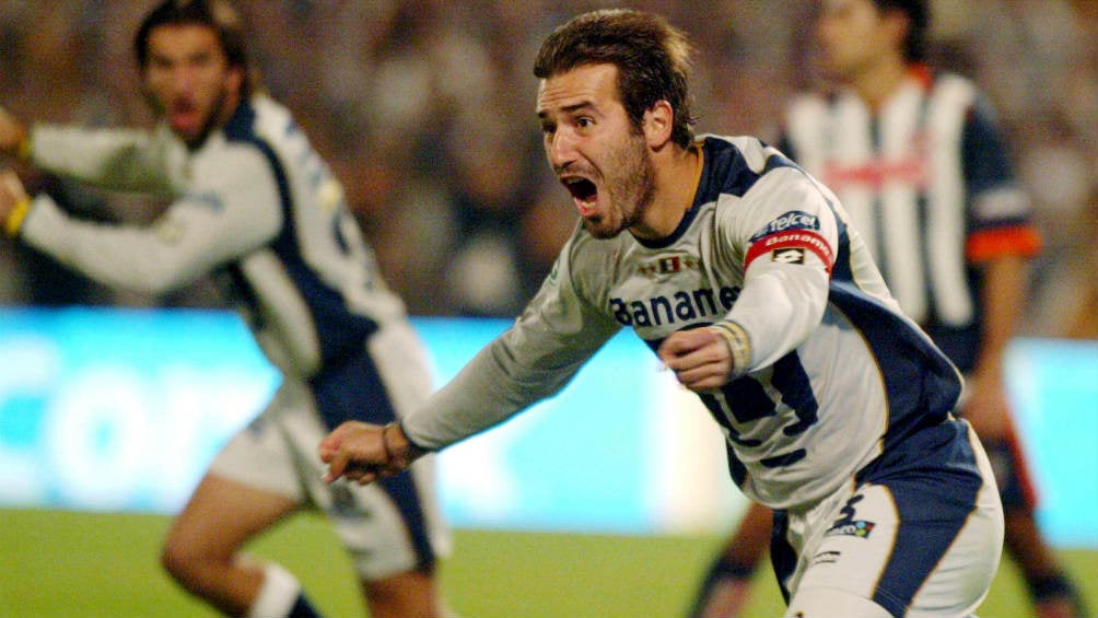 Joaquín Beltrán festeja el título de Pumas ante Monterrey en el 2004