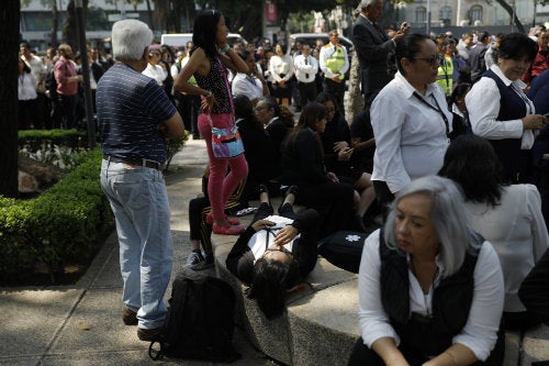 Habitantes de la Ciudad de México evacuaron sus edificios