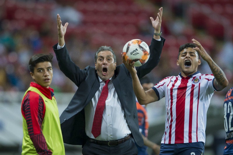 Tomás Boy y Alexis Vega reclaman durante un partido