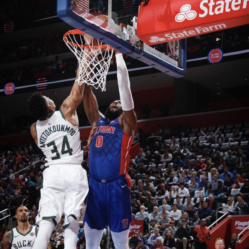 Giannis Antetokounmpo bloquea a Andre Drummond