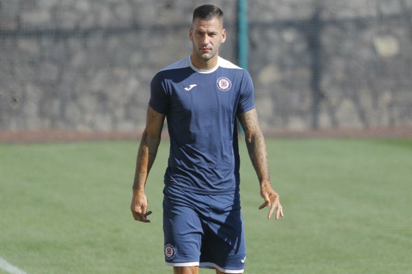 Méndez durante un entrenamiento con Cruz Azul 