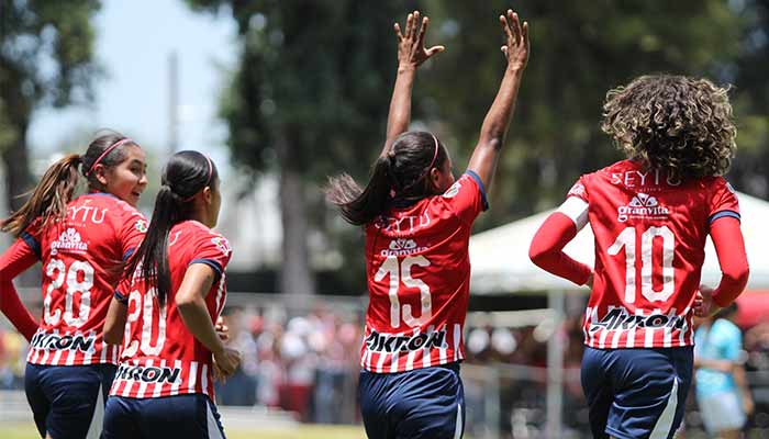 Jugadoras de Chivas en festejo de gol 