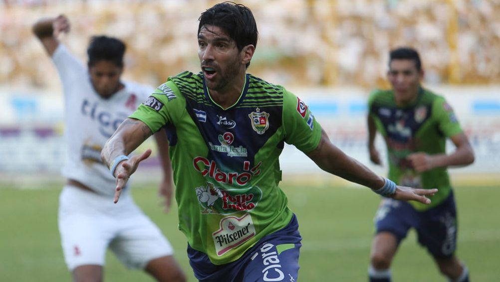 Loco Abreu celebra una anotación con el Santa Tecla