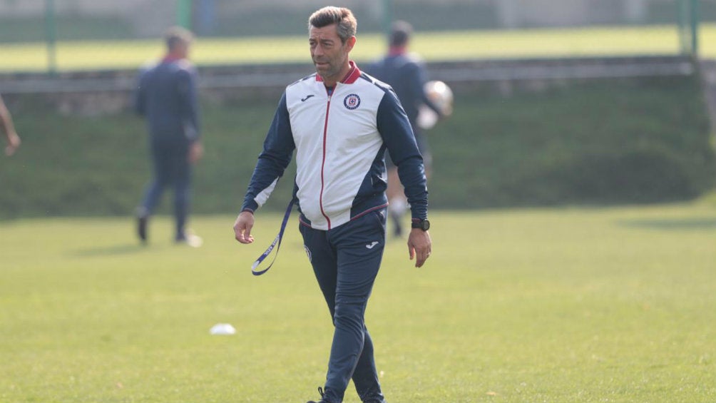 Caixinha durante el entrenamiento de Cruz Azul tras ser operado 