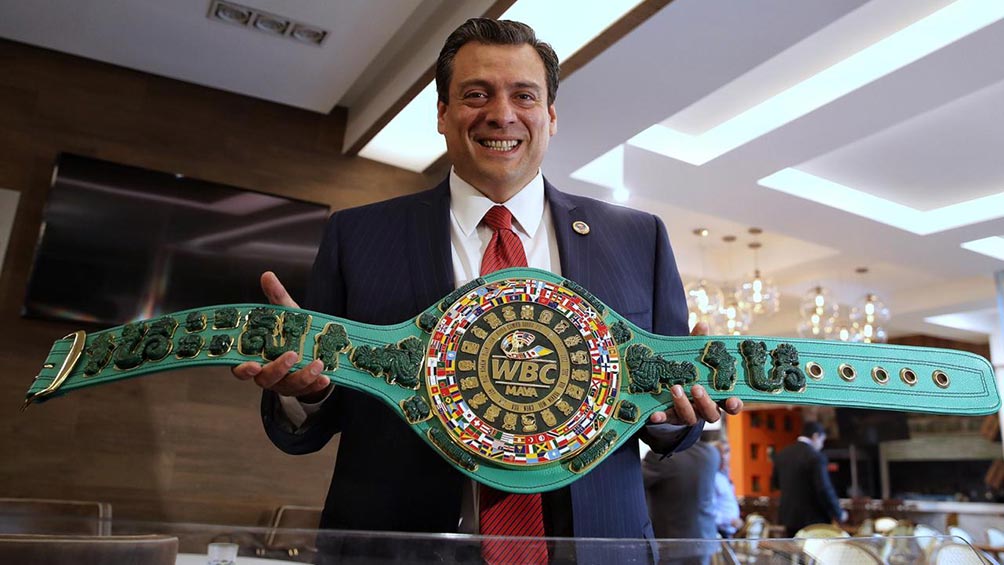 Mauricio Sulaimán presume el cinturón maya