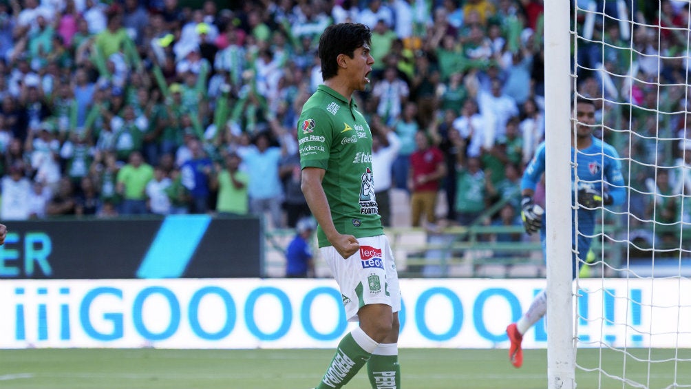 Macías en festejo de gol con León 