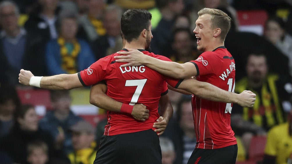 Shane Long festeja su gol contra el Watford