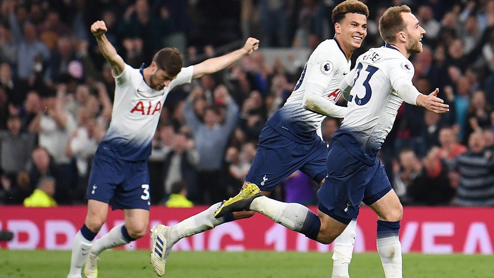 Eriksen y sus compañeros corren tras el gol