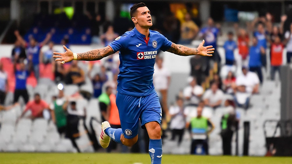 Caraglio celebra de Cruz Azul contra Pumas