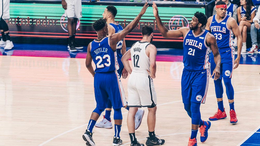 Jugadores de Philadelphia celebran el pase a la siguiente ronda