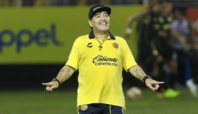 Maradona sonríe durante un juego de Dorados de Sinaloa 