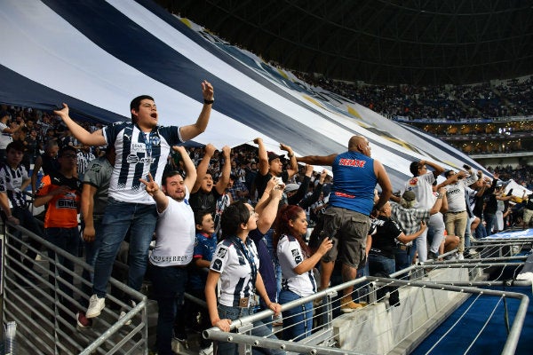 Afición de Rayados en duelo ante el Alianza 