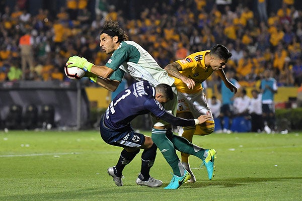 Funes Mori choca con Nahuel en la Ida de la Final de Concachampions