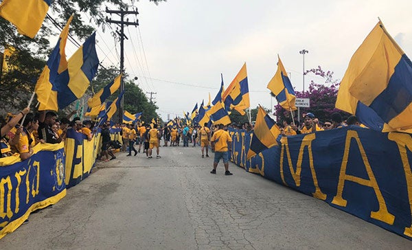 Pasillo para recibir a Tigres en el camino al Universitario