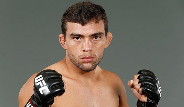 Rodrigo 'Monstruo' de Lima posa para la UFC 