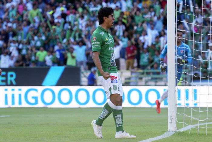 Macías en festejo de gol con el León 