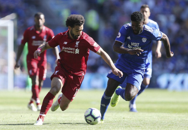 Mohamed Salah disputa un balón con un defensor del Cardiff