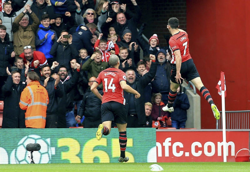 Jugadores del Southampton festejan en gol