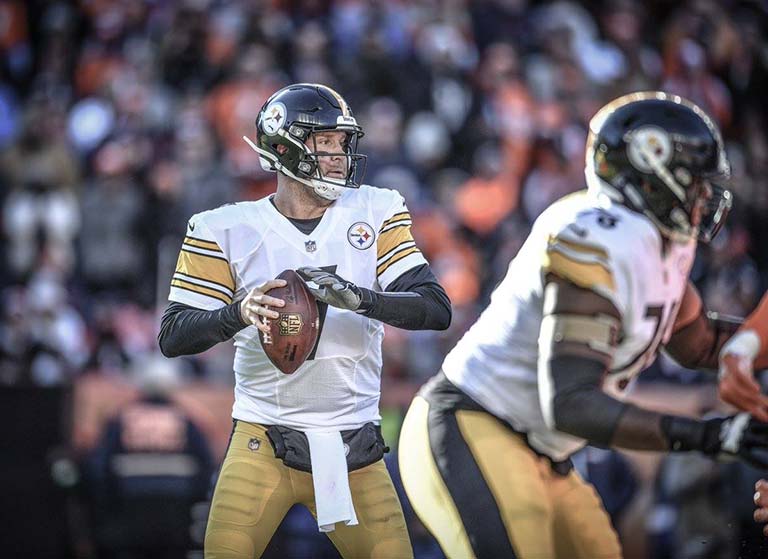 Ben Roethlisberger a punto de lanzar un pase