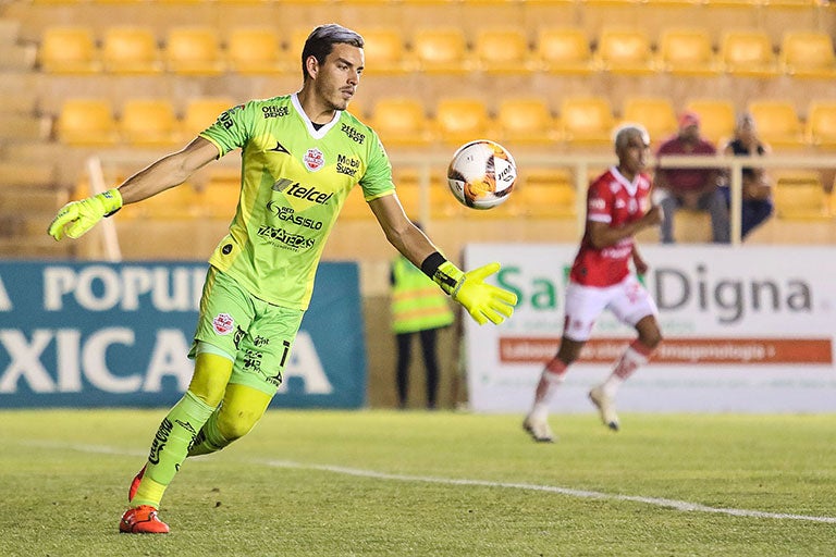 Sebastián Fassi realiza un despeje