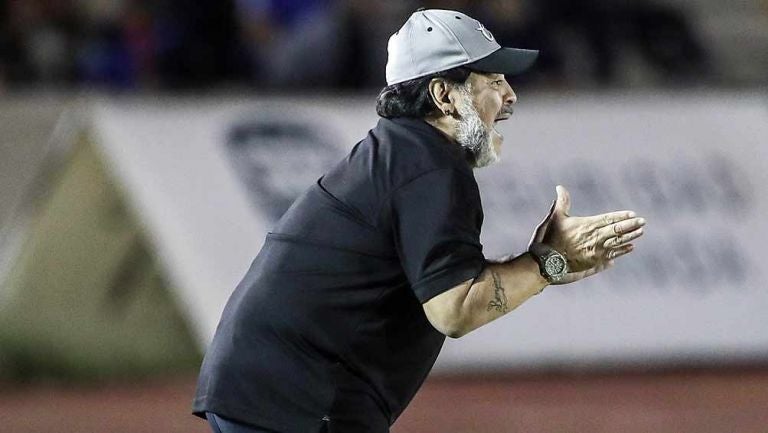 Maradona dirigiendo a Dorados en el partido vs Cimarrones