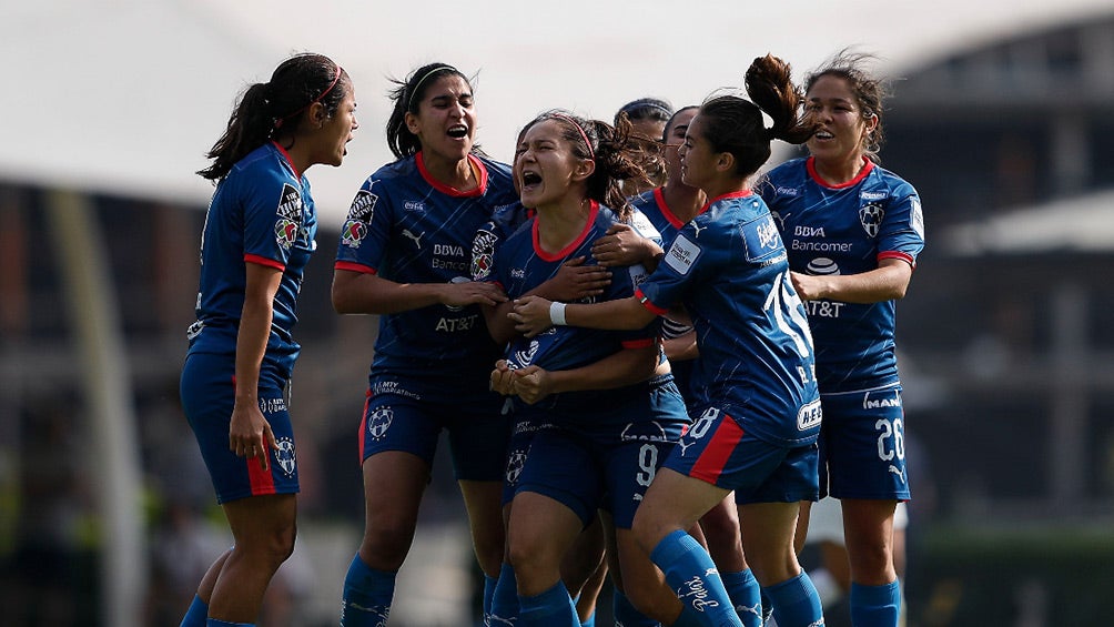 Jugadoras de Rayadas festejan victoria contra Pumas