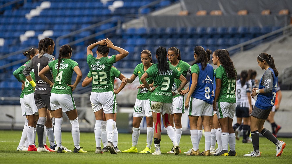 Jugadoras de León conversan previo a juego contra Rayados