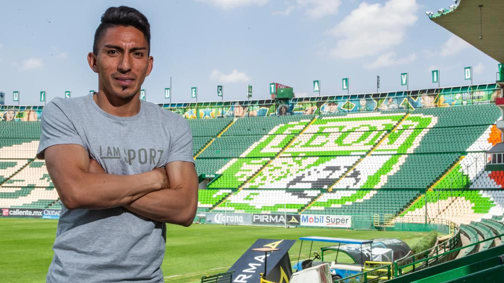 Ángel Mena, posando para la lente de RÉCORD en el Estadio León